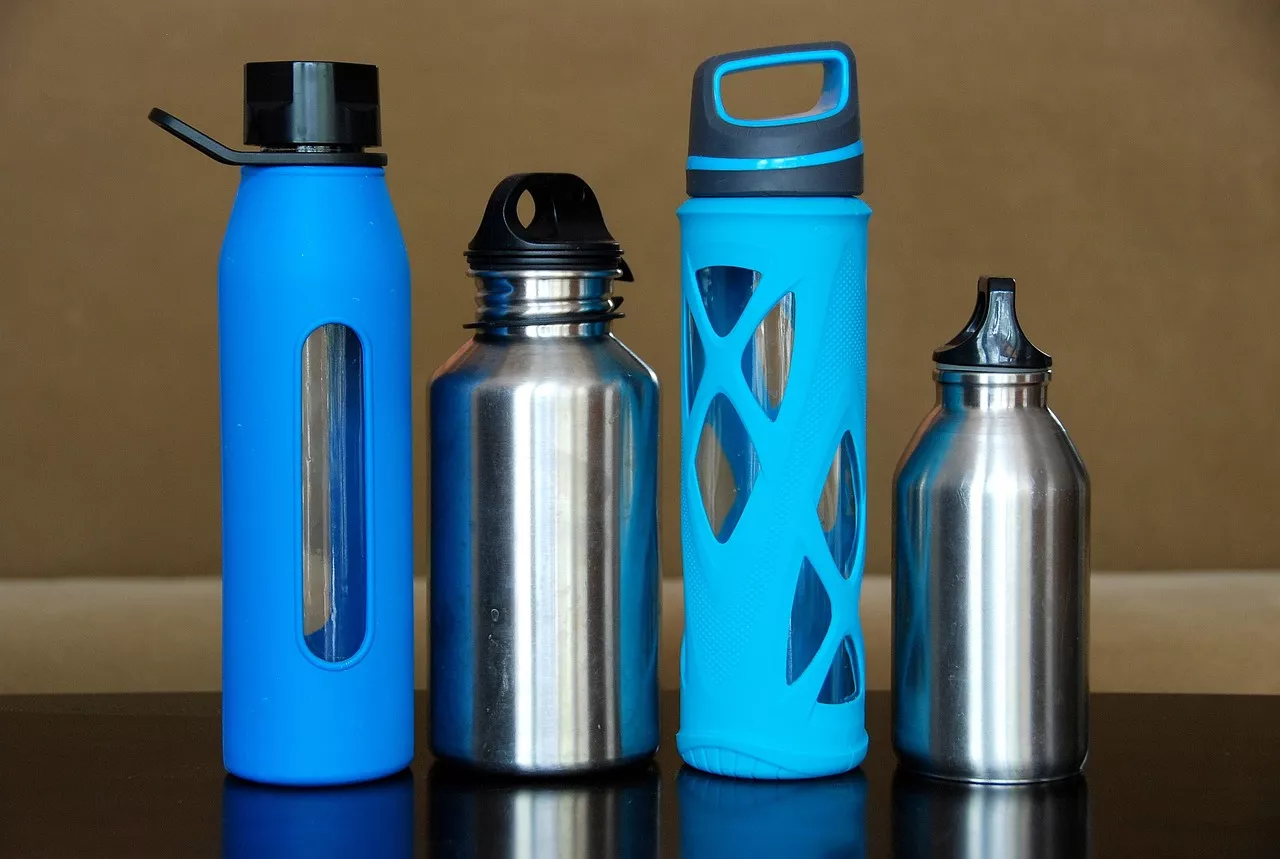 Inox vs. Plastique : Quelle bouteille choisir pour rester éco-friendly